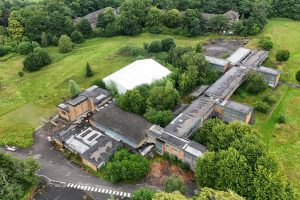 "La demolizione della storica scuola superiore di Stockport: un nuovo inizio per la comunità locale"