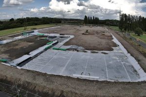 Jones Bros trasforma il parco di Newport in Galles in uno dei più grandi siti di stoccaggio di energia a batteria nel Regno Unito: un passo verso un futuro più sostenibile.