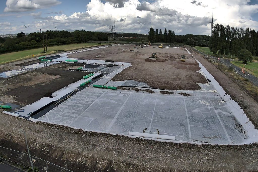 Jones Bros trasforma il parco di Newport in Galles in uno dei più grandi siti di stoccaggio di energia a batteria nel Regno Unito: un passo verso un futuro più sostenibile. Jones Bros trasforma il parco di Newport in Galles in uno dei più grandi siti di stoccaggio di energia a batteria nel Regno Unito: un passo verso un futuro più sostenibile.