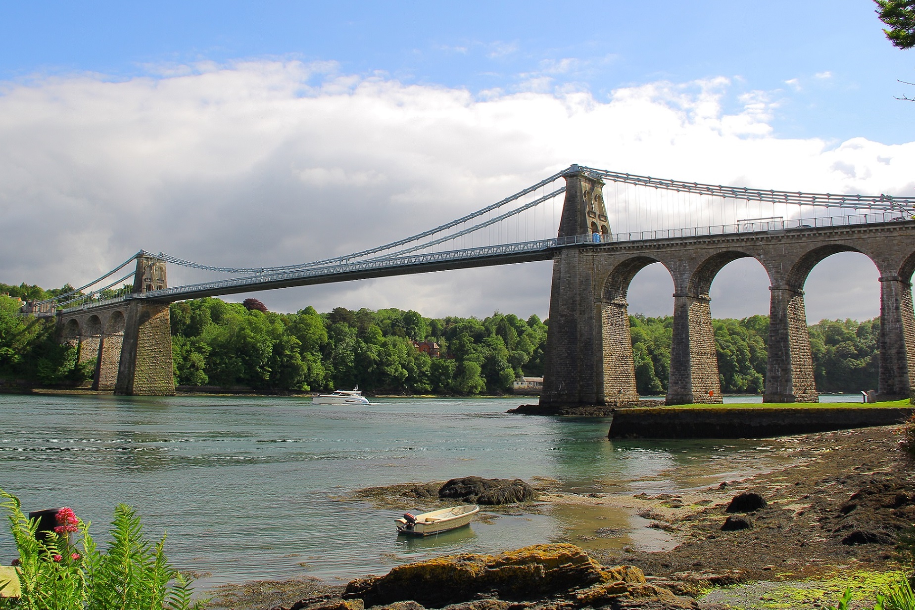 Chiusura del Menai Suspension Bridge a causa di problemi ai bulloni: riparazioni urgenti necessarie per garantire la sicurezza dei viaggiatori e l'economia locale