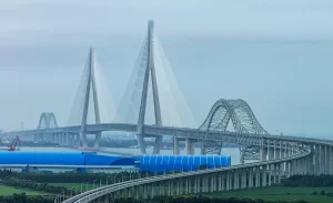 Il Ponte a Cavi più Lungo del Mondo in Cina: un Capolavoro di Ingegneria con Impatti Significativi