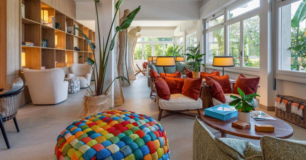 La Serena, un hotel a Forte del Marmi che unisce ospitalità e arte con una collezione unica e uno spazio di creazione per gli artisti