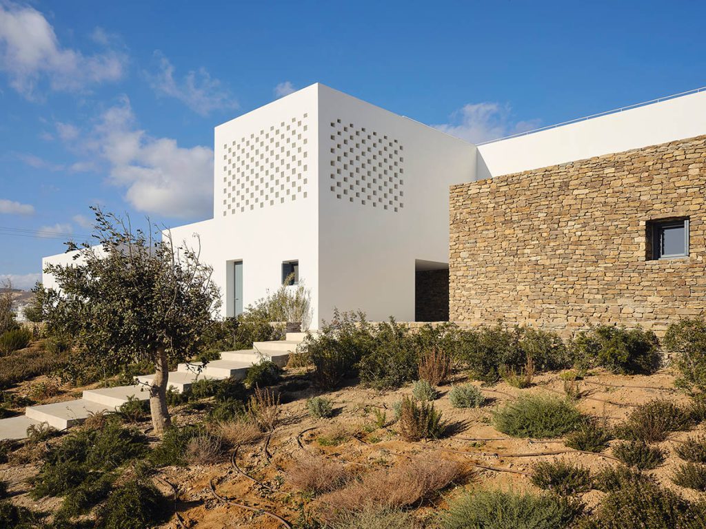 Rinnovamento architettonico innovativo: la Tetris House ad Antiparos si trasforma con geometria semplice e sostenibilità