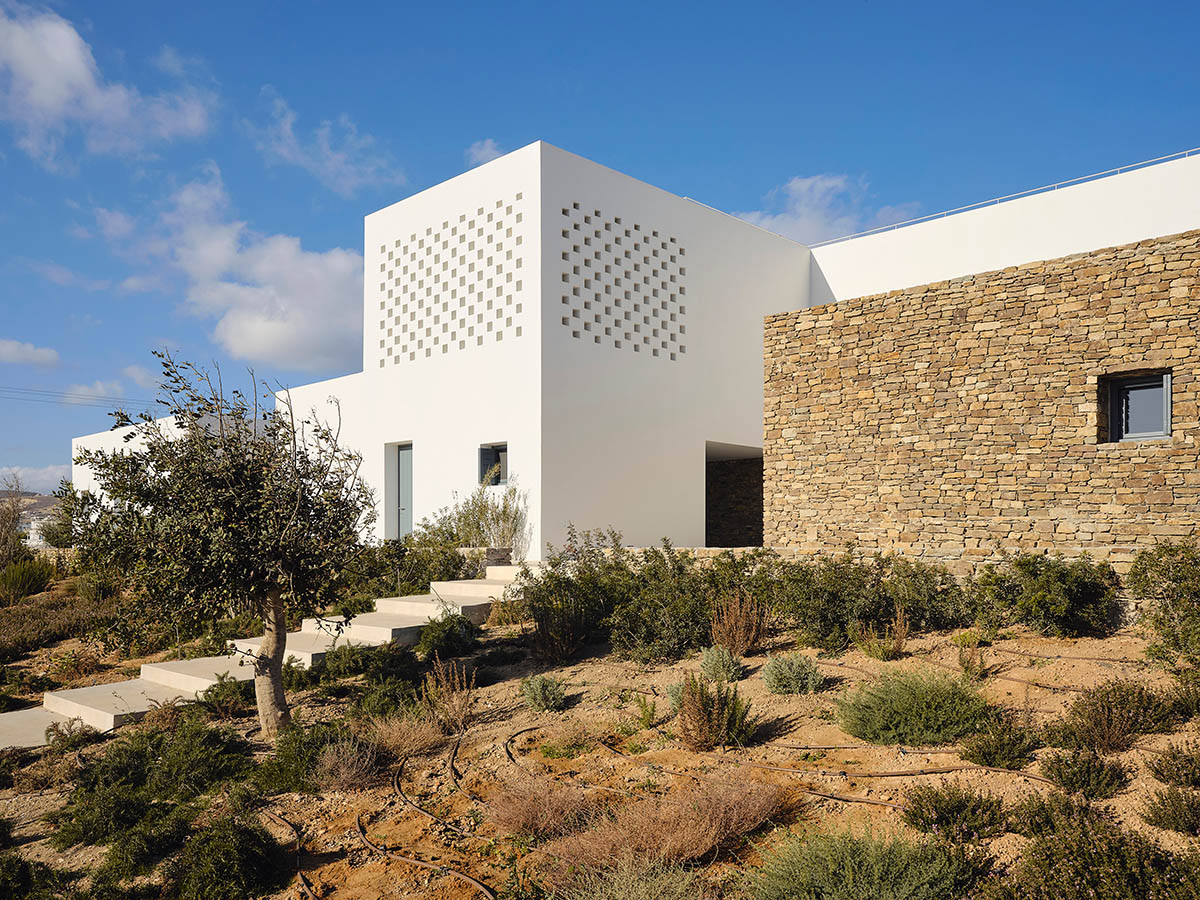 Rinnovamento architettonico innovativo: la Tetris House ad Antiparos si trasforma con geometria semplice e sostenibilità