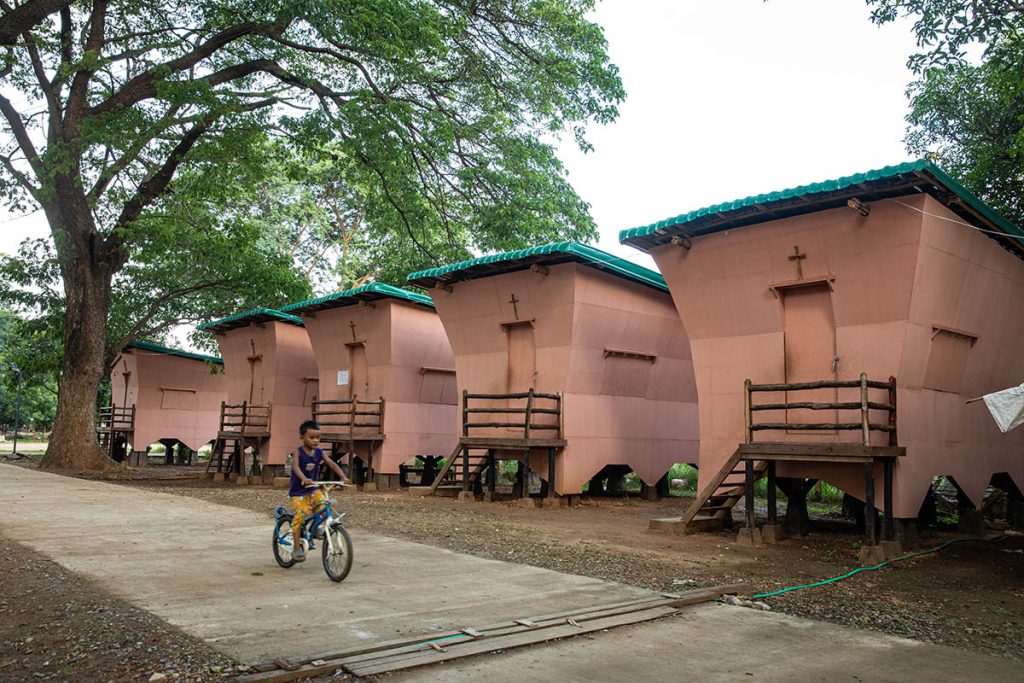 Abitazioni in bambù a prezzi accessibili per le famiglie sfollate in Myanmar grazie al progetto di Tempio Blu