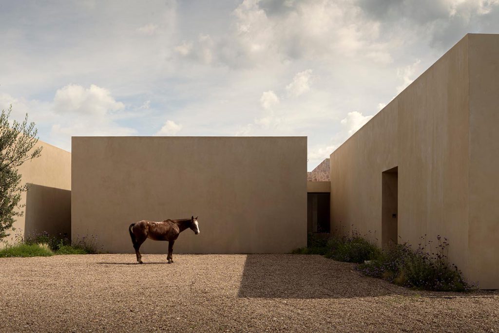 Casa San Francisco in Messico: un esempio di architettura sostenibile e integrata nel paesaggio naturale