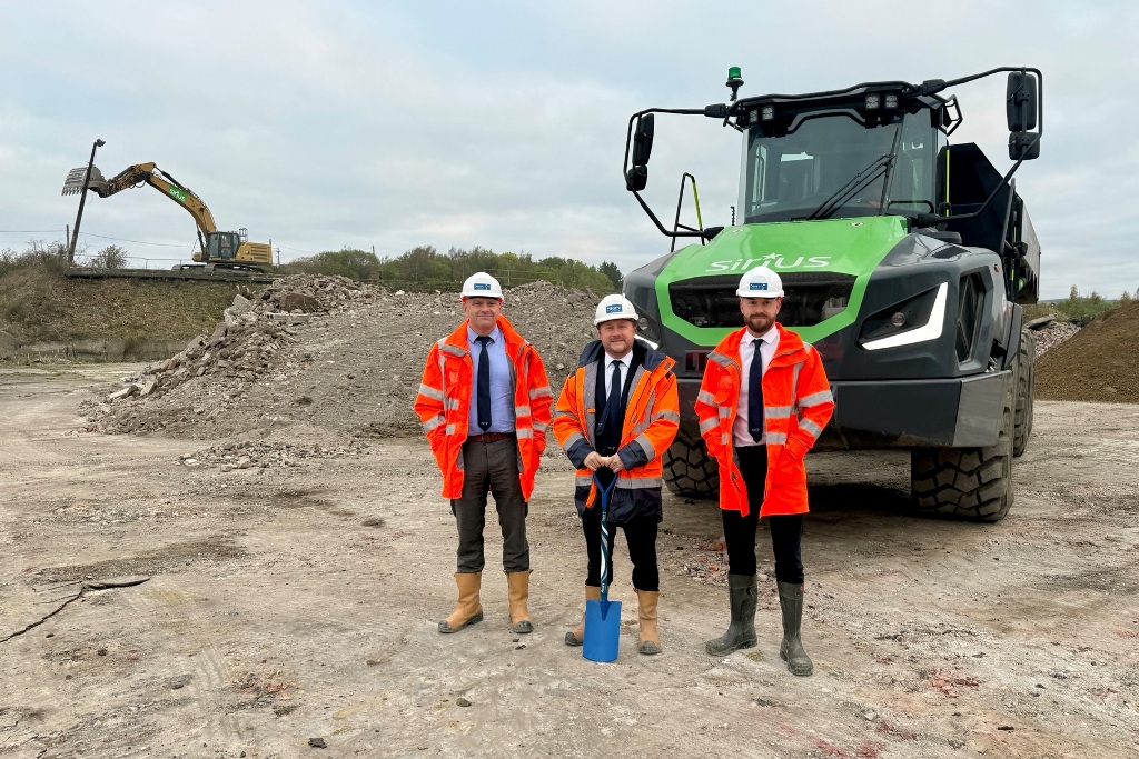 Lavori in corso a Newlands Hurst: un nuovo progetto residenziale prende forma nel Northumberland

Approfondimento
L&#039;avvio dei lavori a Newlands Hurst segna l&#039;inizio di un nuovo progetto residenziale nella zona. La Story Homes ha acquistato il sito dell&#039;ex fabbrica di piastrelle Marley Tiles con l&#039;obiettivo di trasformarlo in una nuova area residenziale.

Possibili Conseguenze
L&#039;inizio dei lavori potrebbe avere un impatto positivo sull&#039;economia locale, creando nuove opportunità di lavoro e aumentando la domanda di servizi e infrastrutture nella zona.

Opinione
Non ci sono opinioni disponibili al momento, ma è probabile che la comunità locale sia interessata a seguire l&#039;andamento del progetto e le sue possibili ripercussioni sulla zona.

Analisi Critica dei Fatti
L&#039;avvio dei lavori a Newlands Hurst è un fatto concreto che segna l&#039;inizio di un nuovo progetto residenziale. È importante seguire l&#039;andamento del progetto e valutare le sue possibili ripercussioni sulla zona.

Relazioni con altri fatti
Il progetto di Newlands Hurst potrebbe essere collegato ad altri progetti di sviluppo residenziale nella zona, e potrebbe avere un impatto sulla domanda di servizi e infrastrutture nella regione.

Contesto storico
Il sito dell&#039;ex fabbrica di piastrelle Marley Tiles ha una storia industriale significativa, e il suo riutilizzo come area residenziale segna un nuovo capitolo nella storia della zona.

Fonti
La fonte di questo articolo è The Construction Index, disponibile al link https://www.theconstructionindex.co.uk/news/view/spades-in-ground-for-newlands-hurst. Per ulteriori informazioni, visita il sito web della fonte.