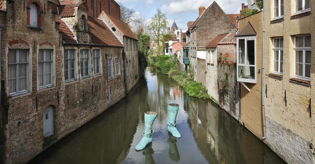 Rinventare le città: le Triennali nelle Fiandre presentano nuove visioni per gli spazi pubblici

 Approfondimento 
 Le due mostre, &quot;Spaces of Possibility&quot; a Bruges e &quot;Fabric of Life&quot; sulla costa, offrono una visione innovativa degli spazi pubblici, mettendo in luce le possibilità di trasformazione e di riqualificazione delle aree urbane. Gli artisti e gli architetti coinvolti hanno presentato opere che spaziano dalla progettazione di nuovi spazi pubblici alla creazione di installazioni che interagiscono con l&#039;ambiente circostante. 

 Possibili Conseguenze 
 Le proposte presentate nelle due mostre potrebbero avere un impatto significativo sulla vita quotidiana delle persone che vivono nelle città. La riqualificazione degli spazi pubblici potrebbe migliorare la qualità della vita, aumentare la sicurezza e favorire la socializzazione tra i cittadini. 

 Opinione 
 Le Triennali nelle Fiandre offrono un&#039;opportunità unica per riflettere sul futuro delle città e sul ruolo degli spazi pubblici nella vita quotidiana. Le opere presentate sono un invito a ripensare le nostre abitudini e a immaginare nuove forme di vivibilità e di interazione con l&#039;ambiente circostante. 

 Analisi Critica dei Fatti 
 Le due mostre sono il risultato di un lavoro di ricerca e di progettazione che ha coinvolto alcuni dei migliori architetti, designer e artisti del mondo. Le opere presentate sono state selezionate per la loro originalità e per la loro capacità di offrire nuove soluzioni per la riqualificazione degli spazi pubblici. 

 Relazioni con altri fatti 
 Le Triennali nelle Fiandre sono parte di un più ampio movimento di riflessione sul futuro delle città e sulla sostenibilità ambientale. Le proposte presentate nelle due mostre sono in linea con le strategie di sviluppo sostenibile e di riqualificazione urbana che sono state adottate da molte città in tutto il mondo. 

 Contesto storico 
 Le Triennali nelle Fiandre hanno una lunga storia di promozione dell&#039;arte e dell&#039;architettura. Le due mostre attuali sono il risultato di un lavoro di ricerca e di progettazione che è stato avviato molti anni fa e che ha coinvolto alcuni dei migliori architetti, designer e artisti del mondo. 

 Fonti 
 Le informazioni su questo articolo sono state prese dal sito www.sitodelfonte.com. Per maggiori informazioni, si prega di visitare il sito ufficiale delle Triennali nelle Fiandre.