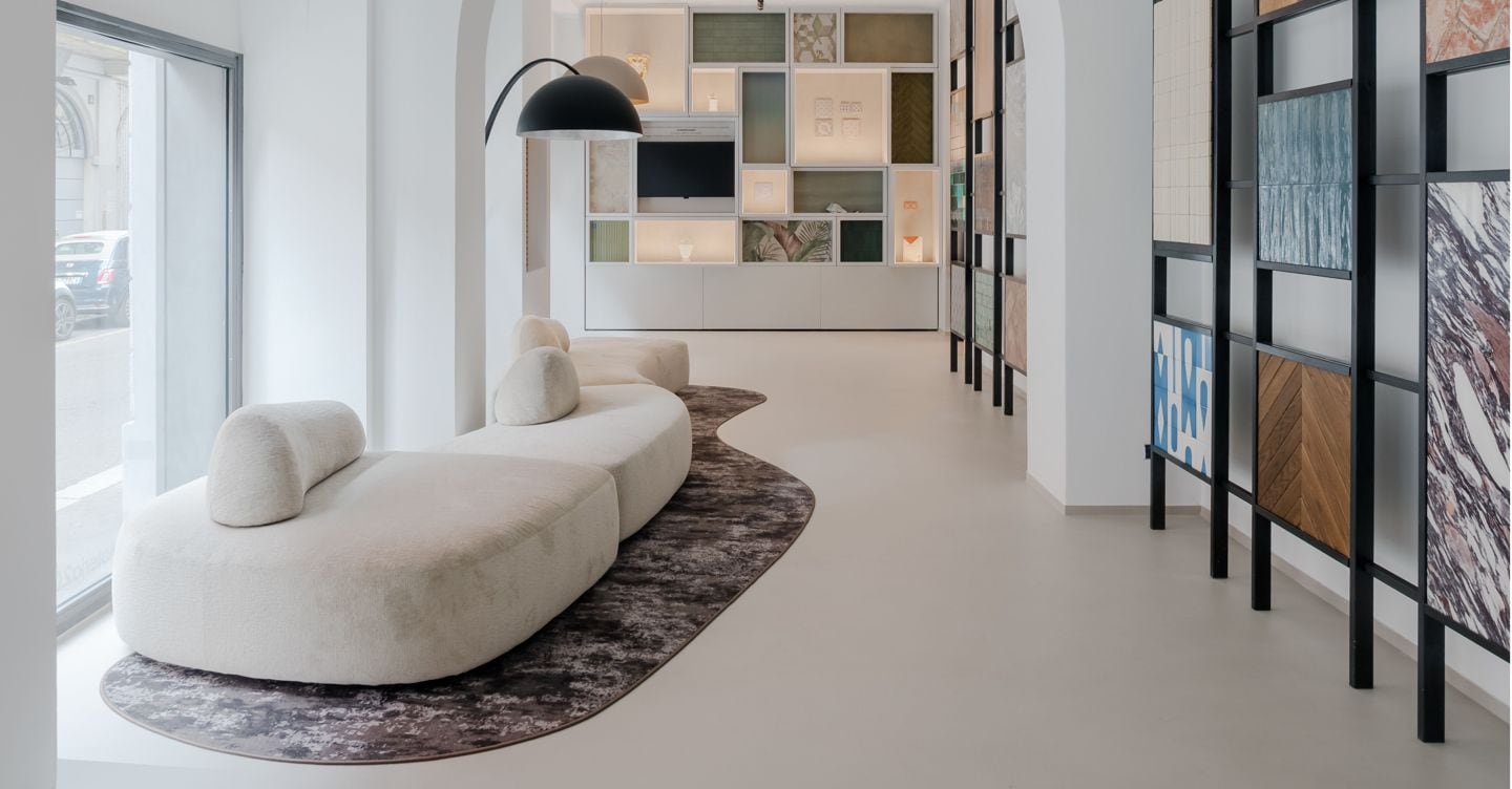 La Design Week promuove la sostenibilità: materiali tracciati e processi a basso impatto ambientale sono al centro dell'attenzione

 Approfondimento 
 La Design Week rappresenta un'importante occasione per esplorare le novità nel campo del design e dell'architettura, con un focus sempre maggiore sulla sostenibilità e sulla responsabilità ambientale. I materiali utilizzati nei progetti esposti sono sempre più spesso scelti in base alla loro provenienza, al loro impatto ambientale e alla loro capacità di essere riutilizzati o riciclati. 

 Possibili Conseguenze 
 L'attenzione crescente per la sostenibilità e la tracciabilità dei materiali potrebbe avere importanti conseguenze sul mercato del design e dell'architettura. I produttori di materiali dovranno adattarsi a queste nuove esigenze, sviluppando prodotti più sostenibili e trasparenti nella loro filiera di produzione. 

 Opinione 
 La tendenza verso una maggiore sostenibilità e tracciabilità dei materiali è un passo importante verso un futuro più responsabile e rispettoso dell'ambiente. Tuttavia, è fondamentale che questo approccio non si limiti a un mero greenwashing, ma si traduca in azioni concrete e misurabili. 

 Analisi Critica dei Fatti 
 L'analisi dei fatti mostra che la Design Week è un'occasione importante per promuovere la sostenibilità e la responsabilità ambientale nel settore del design e dell'architettura. Tuttavia, è necessario un impegno costante e una verifica continua per assicurarsi che le parole si traducano in azioni concrete. 

 Relazioni con altri fatti 
 La crescente attenzione per la sostenibilità e la tracciabilità dei materiali è legata a una più ampia tendenza verso una maggiore consapevolezza ambientale e sociale. Questo fenomeno si riflette in molti altri settori, dalla moda all'alimentazione, e richiede un approccio olistico e coordinato per raggiungere risultati significativi. 

 Contesto storico 
 La Design Week si inserisce in un contesto storico in cui la sostenibilità e la responsabilità ambientale sono diventate questioni sempre più urgenti e prioritarie. La crescente consapevolezza dei problemi ambientali e sociali ha portato a una maggiore attenzione per la tracciabilità e la sostenibilità dei materiali, e la Design Week rappresenta un'importante occasione per promuovere e discutere queste tematiche. 

 Fonti 
 Fonte: Il Sole 24 Ore