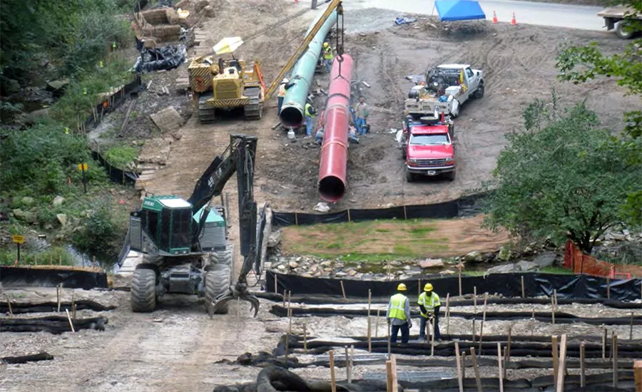 Enbridge ottiene permesso federale per rirouting del gasdotto Line 5 intorno alla Riserva Bad River in Wisconsin, nonostante preoccupazioni sulla qualità dell&#039;acqua e lotta legale della tribù locale

Approfondimento
Il permesso ottenuto da Enbridge rappresenta un passo importante per il progetto di rirouting del gasdotto Line 5, che mira a evitare la Riserva Bad River in Wisconsin. Tuttavia, la questione rimane controversa a causa delle preoccupazioni sulla qualità dell&#039;acqua e della lotta legale condotta dalla tribù locale.

Possibili Conseguenze
Le possibili conseguenze di questo progetto potrebbero essere significative, sia per l&#039;ambiente che per le comunità locali. La tribù Bad River ha espresso preoccupazioni sulla potenziale contaminazione delle acque e sulla violazione dei diritti tribali.

Opinione
Non è possibile esprimere un&#039;opinione in merito a questo argomento senza considerare i fatti e le prospettive delle parti coinvolte. Tuttavia, è chiaro che il progetto di rirouting del gasdotto Line 5 solleva importanti questioni sulla gestione delle risorse energetiche e sulla protezione dell&#039;ambiente.

Analisi Critica dei Fatti
L&#039;analisi critica dei fatti rivela che il progetto di rirouting del gasdotto Line 5 è un tema complesso che richiede una valutazione attenta delle implicazioni ambientali e sociali. È fondamentale considerare le preoccupazioni della tribù Bad River e le possibili conseguenze per la qualità dell&#039;acqua e l&#039;ecosistema locale.

Relazioni con altri fatti
Il progetto di rirouting del gasdotto Line 5 è collegato ad altre questioni energetiche e ambientali negli Stati Uniti. La gestione delle risorse energetiche e la protezione dell&#039;ambiente sono temi cruciali che richiedono una valutazione approfondita e una pianificazione strategica.

Contesto storico
Il gasdotto Line 5 è stato costruito negli anni &#039;50 e ha subito diverse modifiche e aggiornamenti nel corso degli anni. La decisione di rirouting il gasdotto intorno alla Riserva Bad River rappresenta un nuovo capitolo nella storia di questo progetto energetico.

Fonti
La fonte di questo articolo è The Wall Street Journal, disponibile al link https://www.wsj.com/articles/enbridge-wins-key-u-s-permit-for-line-5-oil-pipeline-reroute-around-bad-river-reservation-11634144001. Per ulteriori informazioni, si consiglia di visitare il sito web della fonte.