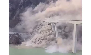 Crollo di un ponte in Cina: le conseguenze di una frana devastante sulle infrastrutture locali