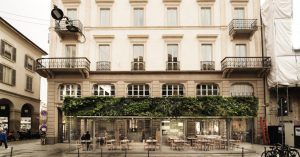 Rinascita del Palazzo Trussardi a Milano: uno spazio innovativo dove moda, cibo e cultura si incontrano