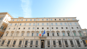 Pareri favorevoli con condizioni per il Codice degli incentivi: le istanze ANCE recepite nei pareri approvati dalle Commissioni parlamentari 

Approfondimento
Le Commissioni Attività Produttive della Camera dei Deputati e Industria del Senato hanno concluso l’esame dello Schema di decreto legislativo recante Codice degli incentivi, rendendo al Governo due analoghi pareri favorevoli con condizioni ed osservazioni, alcune delle quali recepiscono le istanze dell’ANCE.
In particolare, nel parere reso alla Camera dei Deputati e al Senato si evidenziano le seguenti condizioni che recepiscono alcune istanze ANCE:
-all’articolo 8, al fine di evitare di penalizzare – nell’attribuzione delle premialità relative, tra l’altro, all’assunzione di persone con disabilità, aggiuntive rispetto agli obblighi assunzionali di cui alla L. 68/1999; alla valorizzazione della quantità e qualità del lavoro giovanile e femminile – quelle imprese in cui le peculiarità dell’attività produttiva non consentono di soddisfare le condizioni richieste, si specifichi meglio che l’applicazione dei criteri premianti deve risultare congrua con le finalità e le caratteristiche dell’incentivo e del settore del mercato di riferimento, inserendo, nel caso di incentivi intersettoriali, una sorta di «clausola di salvaguardia» che tuteli le specificità produttive, date le caratteristiche oggettive delle prestazioni lavorative svolte;
– all’articolo 16, comma 2 – relativo alla decadenza dagli incentivi per delocalizzazione dell’attività – al fine di evitare pregiudizi per le imprese in ragione delle peculiarità dell’attività produttiva, si preveda una «clausola di salvaguardia» a tutela delle imprese che operano attraverso cantieri o siti produttivi di natura temporanea, dislocati sul territorio nazionale, o in ambito europeo, e che utilizzano beni strumentali che, per loro natura, vengono impiegati in più siti facenti capo alla medesima impresa.
Possibili Conseguenze
Il provvedimento tornerà, ora, in Consiglio dei Ministri per l’approvazione definitiva e bisognerà verificare l’effettivo recepimento delle indicazioni contenute nei pareri parlamentari.
Opinione
Le istanze ANCE recepite nei pareri approvati rappresentano un passo importante per le imprese, in particolare per quelle che operano in settori con peculiarità produttive che non consentono di soddisfare le condizioni richieste.
Analisi Critica dei Fatti
L’approvazione dei pareri favorevoli con condizioni ed osservazioni rappresenta un risultato positivo per le imprese, ma è importante verificare l’effettivo recepimento delle indicazioni contenute nei pareri parlamentari.
Relazioni con altri fatti
Il Codice degli incentivi rappresenta un importante strumento per le imprese, in particolare per quelle che operano in settori con peculiarità produttive che richiedono una disciplina specifica.
Contesto storico
Il Codice degli incentivi rappresenta un importante passo avanti nella disciplina degli incentivi per le imprese, in particolare per quelle che operano in settori con peculiarità produttive che richiedono una disciplina specifica.
Fonti
La fonte dell'articolo è ANCE. Il link diretto all'articolo è https://ance.it/schema-di-dlgs-recante-codice-degli-incentivi-nei-pareri-approvati-recepite-numerose-istanze-ance/.