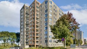 Aggiornamenti Fiscali per l'Acquisto della Prima Casa: Imposte e Benefici Fiscali Spiegati

Approfondimento
La Guida per l’acquisto della casa rappresenta uno strumento fondamentale per chiunque intenda acquistare un immobile, fornendo una panoramica completa delle imposte e delle agevolazioni fiscali applicabili. La novità relativa alla tassazione del preliminare di compravendita e il nuovo termine per la rivendita dell’immobile agevolato sono solo due degli aspetti trattati nella Guida, che fornisce anche informazioni dettagliate sulle procedure da seguire e sui documenti necessari per l’acquisto di un immobile.

Possibili Conseguenze
Le modifiche intervenute in materia di imposte e agevolazioni fiscali potrebbero avere un impatto significativo sugli acquirenti di immobili, in particolare per coloro che intendono acquistare una “prima casa”. La riduzione dell’aliquota di imposta di registro per i contratti che contemplano il versamento di un acconto potrebbe rendere più accessibile l’acquisto di un immobile, mentre il nuovo termine per la rivendita dell’immobile agevolato potrebbe fornire maggiore flessibilità ai contribuenti.

Opinione
La Guida per l’acquisto della casa rappresenta un utile strumento per gli acquirenti di immobili, fornendo una panoramica completa delle imposte e delle agevolazioni fiscali applicabili. Tuttavia, è importante notare che le modifiche intervenute in materia potrebbero avere un impatto diverso a seconda delle specifiche esigenze e situazioni dei contribuenti.

Analisi Critica dei Fatti
La Guida per l’acquisto della casa fornisce una panoramica completa delle imposte e delle agevolazioni fiscali applicabili, ma è importante notare che le modifiche intervenute in materia potrebbero avere un impatto diverso a seconda delle specifiche esigenze e situazioni dei contribuenti. Inoltre, è fondamentale che gli acquirenti di immobili siano consapevoli delle procedure da seguire e dei documenti necessari per l’acquisto di un immobile.

Relazioni con altri fatti
Le modifiche intervenute in materia di imposte e agevolazioni fiscali potrebbero avere un impatto significativo sugli acquirenti di immobili, in particolare per coloro che intendono acquistare una “prima casa”. Inoltre, è importante notare che le modifiche intervenute in materia potrebbero avere un impatto diverso a seconda delle specifiche esigenze e situazioni dei contribuenti.

Contesto storico
La Guida per l’acquisto della casa rappresenta uno strumento fondamentale per chiunque intenda acquistare un immobile, fornendo una panoramica completa delle imposte e delle agevolazioni fiscali applicabili. La novità relativa alla tassazione del preliminare di compravendita e il nuovo termine per la rivendita dell’immobile agevolato sono solo due degli aspetti trattati nella Guida, che fornisce anche informazioni dettagliate sulle procedure da seguire e sui documenti necessari per l’acquisto di un immobile.

Fonti
La fonte di questo articolo è ANCE, che ha pubblicato la Guida per l’acquisto della casa: le imposte e le agevolazioni fiscali. Per ulteriori informazioni, è possibile consultare il sito web di ANCE o contattare la Direzione Politiche Fiscali all’indirizzo politichefiscali@ance.it.