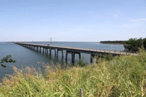 Il Nuovo Ponte US-70 Roosevelt Memorial: Un Investimento di 250 Milioni di Dollari per il Futuro dell'Oklahoma 

Approfondimento
Il progetto di rimpiazzo del ponte, che ha un valore di 250 milioni di dollari, rappresenta un importante passo avanti per l'infrastruttura del Oklahoma, migliorando la sicurezza e la viabilità stradale nella zona.

Possibili Conseguenze
La realizzazione di questo progetto potrebbe avere un impatto significativo sulla viabilità e sulla sicurezza stradale nella zona, migliorando le condizioni di transito per i veicoli e i pedoni, e riducendo i rischi di incidenti.

Opinione
Non sono disponibili opinioni ufficiali sul progetto, ma si può supporre che la comunità locale sia interessata a vedere i progressi del progetto e i benefici che potrebbe portare, come ad esempio la creazione di posti di lavoro e lo sviluppo economico.

Analisi Critica dei Fatti
Il progetto di rimpiazzo del ponte è un esempio di come l'investimento in infrastrutture possa avere un impatto positivo sulla comunità e sull'economia locale, migliorando la qualità della vita dei cittadini e aumentando la competitività dell'area.

Relazioni con altri fatti
Il progetto di rimpiazzo del ponte US-70 Roosevelt Memorial Bridge fa parte di una più ampia strategia di investimenti in infrastrutture nel Oklahoma, volta a migliorare la sicurezza e la viabilità stradale nello stato, e a promuovere lo sviluppo economico e la crescita sostenibile.

Contesto storico
Il ponte US-70 Roosevelt Memorial Bridge è un'infrastruttura storica che richiede una manutenzione e un rimpiazzo costanti per garantire la sicurezza e la funzionalità, e il progetto di rimpiazzo attuale rappresenta un importante passo avanti per preservare la storia e la cultura della zona.

Fonti
La fonte di questo articolo è Construction Business Owner. Per ulteriori informazioni, si prega di visitare il sito web ufficiale di Construction Business Owner.