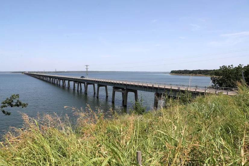 Il Nuovo Ponte US-70 Roosevelt Memorial: Un Investimento di 250 Milioni di Dollari per il Futuro dell&#039;Oklahoma 

Approfondimento
Il progetto di rimpiazzo del ponte, che ha un valore di 250 milioni di dollari, rappresenta un importante passo avanti per l&#039;infrastruttura del Oklahoma, migliorando la sicurezza e la viabilità stradale nella zona.

Possibili Conseguenze
La realizzazione di questo progetto potrebbe avere un impatto significativo sulla viabilità e sulla sicurezza stradale nella zona, migliorando le condizioni di transito per i veicoli e i pedoni, e riducendo i rischi di incidenti.

Opinione
Non sono disponibili opinioni ufficiali sul progetto, ma si può supporre che la comunità locale sia interessata a vedere i progressi del progetto e i benefici che potrebbe portare, come ad esempio la creazione di posti di lavoro e lo sviluppo economico.

Analisi Critica dei Fatti
Il progetto di rimpiazzo del ponte è un esempio di come l&#039;investimento in infrastrutture possa avere un impatto positivo sulla comunità e sull&#039;economia locale, migliorando la qualità della vita dei cittadini e aumentando la competitività dell&#039;area.

Relazioni con altri fatti
Il progetto di rimpiazzo del ponte US-70 Roosevelt Memorial Bridge fa parte di una più ampia strategia di investimenti in infrastrutture nel Oklahoma, volta a migliorare la sicurezza e la viabilità stradale nello stato, e a promuovere lo sviluppo economico e la crescita sostenibile.

Contesto storico
Il ponte US-70 Roosevelt Memorial Bridge è un&#039;infrastruttura storica che richiede una manutenzione e un rimpiazzo costanti per garantire la sicurezza e la funzionalità, e il progetto di rimpiazzo attuale rappresenta un importante passo avanti per preservare la storia e la cultura della zona.

Fonti
La fonte di questo articolo è Construction Business Owner. Per ulteriori informazioni, si prega di visitare il sito web ufficiale di Construction Business Owner.