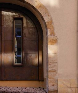 Termointonaci Ecologici RÖFIX: Rivoluzione Verde per l'Isolamento e l'Efficienza Energetica 

Approfondimento
I termointonaci a base calce di RÖFIX offrono una soluzione innovativa per migliorare il comfort abitativo e ridurre il consumo energetico, grazie all'effetto benefico della calce e alla combinazione di materiali naturali e tecnologie all'avanguardia.

Possibili Conseguenze
L'adozione dei termointonaci RÖFIX può avere conseguenze positive sull'ambiente e sulla qualità della vita degli occupanti, riducendo l'impatto ambientale degli edifici e migliorando l'efficienza energetica.

Opinione
I termointonaci RÖFIX rappresentano un'alternativa al tradizionale isolamento e si configurano come un importante riferimento nel campo dell'edilizia green, offrendo una soluzione sostenibile e innovativa per l'isolamento edilizio.

Analisi Critica dei Fatti
L'analisi dei fatti mostra che i termointonaci RÖFIX offrono una soluzione efficace per migliorare il comfort abitativo e ridurre il consumo energetico, grazie alla combinazione di materiali naturali e tecnologie all'avanguardia.

Relazioni con altri fatti
I termointonaci RÖFIX sono parte di una tendenza più ampia verso l'edilizia sostenibile e l'efficienza energetica, e la loro adozione può contribuire a ridurre l'impatto ambientale degli edifici e a migliorare la qualità della vita degli occupanti.

Contesto storico
L'edilizia sostenibile e l'efficienza energetica sono diventate priorità sempre più importanti negli ultimi anni, a causa della crescente consapevolezza dell'impatto ambientale degli edifici e della necessità di ridurre le emissioni di gas serra.

Fonti
La fonte di questo articolo è Ediltecnico, https://ediltecnico.it/. Per ulteriori informazioni, si può visitare il sito web di RÖFIX all’indirizzo https://www.roefix.it/.