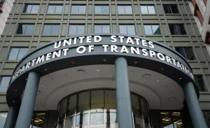 Corte degli Stati Uniti Sospende il Piano di Condizionare i Fondi per i Trasporti all'Immigrazione e alla Diversità