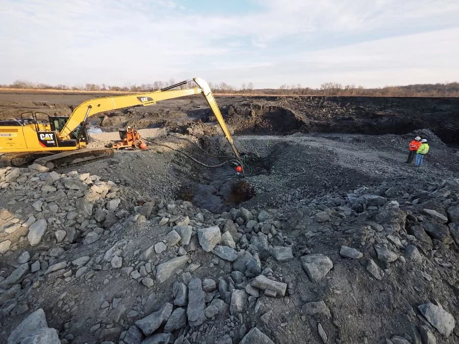 Il Dakota del Nord assume il controllo della gestione dei rifiuti di carbone per tutelare l&#039;ambiente e la salute pubblica

Approfondimento
La decisione del Dakota del Nord di assumere il controllo sulla gestione dei rifiuti di carbone segna un importante passo avanti nella tutela dell&#039;ambiente e della salute pubblica. I rifiuti di carbone possono contenere sostanze tossiche come l&#039;arsenico e il mercurio, che possono contaminare l&#039;acqua potabile e il suolo se non gestiti correttamente.

Possibili Conseguenze
La gestione dei rifiuti di carbone a livello statale potrebbe avere conseguenze positive sulla salute pubblica e sull&#039;ambiente, riducendo il rischio di contaminazione dell&#039;acqua potabile e del suolo. Tuttavia, potrebbe anche comportare costi aggiuntivi per le aziende che gestiscono le centrali elettriche a carbone.

Opinione
La decisione del Dakota del Nord di prendere in carico la gestione dei rifiuti di carbone è un passo nella giusta direzione per la tutela dell&#039;ambiente e della salute pubblica. È importante che gli stati continuino a lavorare per garantire che i rifiuti di carbone siano gestiti in modo sicuro e responsabile.

Analisi Critica dei Fatti
La gestione dei rifiuti di carbone è un problema complesso che richiede un&#039;attenta valutazione dei rischi e dei benefici. È importante considerare le conseguenze a lungo termine della gestione dei rifiuti di carbone e lavorare per trovare soluzioni che bilancino le esigenze economiche e ambientali.

Relazioni con altri fatti
La gestione dei rifiuti di carbone è collegata ad altri problemi ambientali, come la riduzione delle emissioni di gas serra e la promozione delle energie rinnovabili. È importante considerare le interconnessioni tra questi problemi e lavorare per trovare soluzioni che abbiano un impatto positivo sull&#039;ambiente e sulla salute pubblica.

Contesto storico
La gestione dei rifiuti di carbone è un problema che esiste da decenni. Negli anni, ci sono state numerose controversie e incidenti legati alla gestione dei rifiuti di carbone, che hanno sollevato preoccupazioni sulla salute pubblica e sull&#039;ambiente.

Fonti
La fonte di questo articolo è EPA, l&#039;Agenzia per la protezione dell&#039;ambiente degli Stati Uniti. Per ulteriori informazioni, si può visitare il sito web dell&#039;EPA al link sopra indicato.