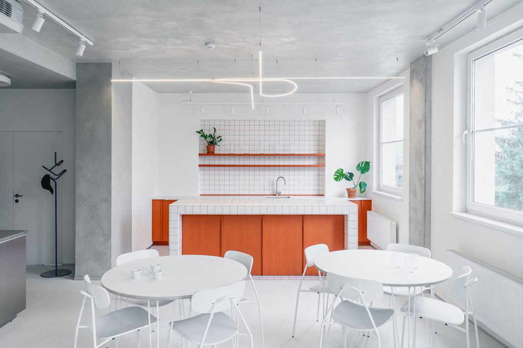 Rivitalizzazione degli Uffici Pudis a Praga: Uno Sfondo in Acciaio Inossidabile per uno Spazio Lavorativo Moderno