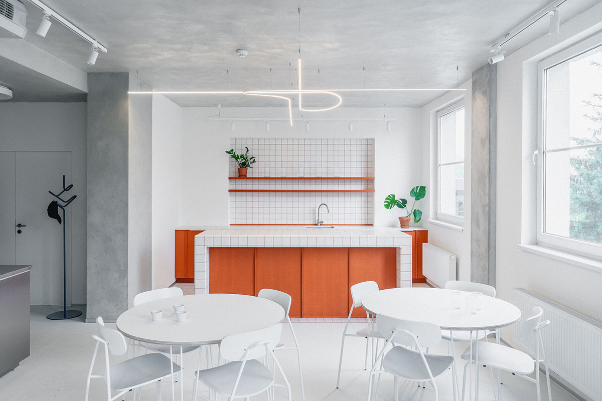 Rivitalizzazione degli Uffici Pudis a Praga: Uno Sfondo in Acciaio Inossidabile per uno Spazio Lavorativo Moderno