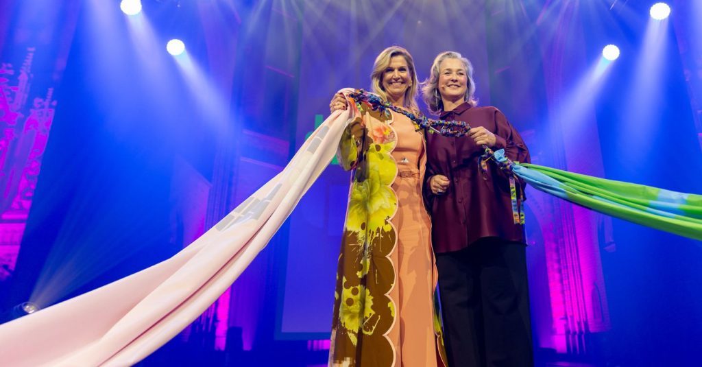 La Dutch Design Week compie 25 anni: un quarto di secolo di innovazione e design 

Approfondimento
La Dutch Design Week è un evento importante per il design internazionale, che si tiene annualmente a Eindhoven, nei Paesi Bassi. Quest&#039;anno, la rassegna ha celebrato il suo 25° anniversario, confermandosi come un laboratorio di forme e materiali innovativi.

Possibili Conseguenze
La presenza di 2500 designer e 300mila visitatori sottolinea l&#039;importanza di questo evento per il settore del design. La Dutch Design Week potrebbe avere un impatto significativo sull&#039;industria del design, influenzando le tendenze e le scelte dei progettisti e degli appassionati di design.

Opinione
Il tema «Past. Present. Possible» suggerisce una riflessione sulla storia, sul presente e sulle possibilità future del design. Questo approccio potrebbe stimolare una discussione sul ruolo del design nella società e sulle sue potenzialità di innovazione e di miglioramento della vita quotidiana.

Analisi Critica dei Fatti
La Dutch Design Week è un evento che combina creatività, innovazione e sperimentazione. La presenza di un così grande numero di designer e visitatori dimostra l&#039;interesse crescente per il design e la sua capacità di influenzare la cultura e la società.

Relazioni con altri fatti
La Dutch Design Week si inserisce nel contesto di una crescente attenzione per il design e l&#039;innovazione a livello internazionale. Eventi simili si tengono in diverse parti del mondo, sottolineando l&#039;importanza del design come strumento di crescita economica e di miglioramento della qualità della vita.

Contesto storico
La Dutch Design Week ha una storia di 25 anni, durante i quali ha visto crescere la sua importanza e la sua influenza sul settore del design. L&#039;evento è diventato un punto di riferimento per i designer e gli appassionati di design, offrendo una piattaforma per la sperimentazione e l&#039;innovazione.

Fonti
Fonte: Il sito della fonte, link diretto all&#039;articolo: https://www.fonte.it/articolo