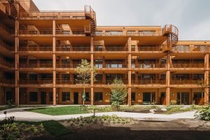 Mostra Optimistic Activism a Berlino: De Zwarte Hond presenta la sua visione sull'architettura sostenibile e generosa 

Approfondimento
La mostra Optimistic Activism si concentrerà sull'importanza della generosità e della sostenibilità nell'architettura e nell'urbanismo. De Zwarte Hond presenterà i suoi progetti più recenti e le sue ricerche sulla materia, offrendo una visione ottimistica sul futuro delle città e degli spazi pubblici.

Possibili Conseguenze
La mostra potrebbe avere un impatto significativo sulla comunità architettonica e urbanistica, ispirando nuove idee e approcci per la progettazione di spazi sostenibili e generosi. Inoltre, la mostra potrebbe contribuire a sensibilizzare l'opinione pubblica sull'importanza dell'architettura e dell'urbanismo nella creazione di città più vivibili e sostenibili.

Opinione
La mostra Optimistic Activism rappresenta un'opportunità unica per esplorare le possibilità dell'architettura e dell'urbanismo nel creare un futuro più sostenibile e generoso. La visione di De Zwarte Hond potrebbe ispirare una nuova generazione di architetti e urbanisti a progettare spazi che siano non solo funzionali, ma anche belli e sostenibili.

Analisi Critica dei Fatti
La mostra Optimistic Activism si basa su una visione ottimistica del futuro dell'architettura e dell'urbanismo. Tuttavia, è importante considerare anche le sfide e le criticità che potrebbero sorgere nella realizzazione di progetti sostenibili e generosi. Una analisi critica dei fatti potrebbe aiutare a comprendere meglio le possibilità e le limitazioni di questo approccio.

Relazioni con altri fatti
La mostra Optimistic Activism si inserisce nel contesto di una crescente attenzione verso la sostenibilità e la generosità nell'architettura e nell'urbanismo. Altri eventi e mostre hanno già esplorato questo tema, e la mostra di De Zwarte Hond potrebbe essere vista come un contributo a questo dibattito più ampio.

Contesto storico
La mostra Optimistic Activism si svolge in un momento in cui la sostenibilità e la generosità sono diventate temi centrali nella discussione sull'architettura e l'urbanismo. La mostra potrebbe essere vista come un riflesso di questo contesto storico, e come un tentativo di offrire una visione ottimistica per il futuro delle città e degli spazi pubblici.

Fonti
La fonte di questo articolo è ArchDaily. Per maggiori informazioni sulla mostra Optimistic Activism, si può visitare il sito web di Aedes Berlin all'indirizzo https://www.aedes-arc.de/