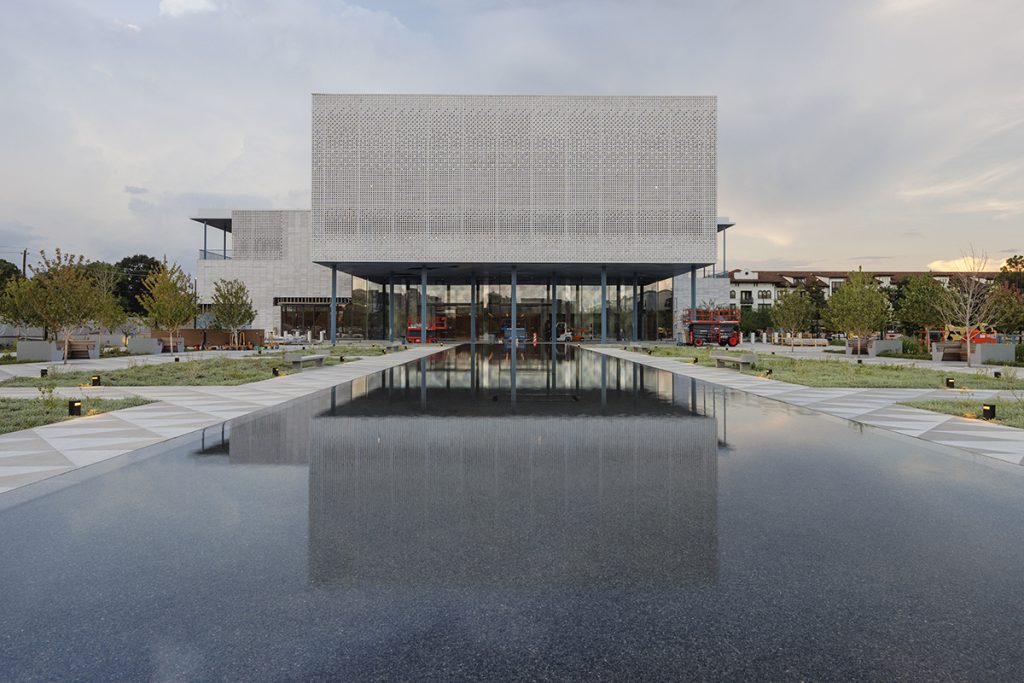 Nuovo Centro Ismaili a Houston progettato da Farshid Moussavi si avvicina all&#039;apertura vicino al parco di Buffalo Bayou 

Approfondimento
Il Centro Ismaili di Houston rappresenta un importante progetto architettonico che mira a promuovere la comprensione e il dialogo tra le diverse culture e comunità. La struttura, situata vicino al parco di Buffalo Bayou, è stata progettata per offrire uno spazio accogliente e inclusivo per la comunità ismailita e per la città di Houston nel suo complesso.

Possibili Conseguenze
L&#039;apertura del Centro Ismaili di Houston potrebbe avere un impatto significativo sulla comunità locale, promuovendo la tolleranza e la comprensione tra le diverse culture e fedi. Inoltre, il Centro potrebbe diventare un importante punto di riferimento per la città di Houston, attirando visitatori e studiosi interessati a conoscere la cultura e la storia degli ismailiti.

Opinione
La realizzazione del Centro Ismaili di Houston è un esempio di come l&#039;architettura possa essere utilizzata per promuovere la comprensione e il dialogo tra le diverse comunità. Il progetto, guidato dalla visione dell&#039;architetto Farshid Moussavi, rappresenta un importante passo avanti nella creazione di spazi inclusivi e accoglienti per tutte le culture e le fedi.

Analisi Critica dei Fatti
Il Centro Ismaili di Houston è il risultato di un lungo e complesso processo di progettazione e realizzazione. La scelta dell&#039;architetto Farshid Moussavi e del suo studio è stata determinante per la creazione di un progetto che rispondesse alle esigenze della comunità ismailita e della città di Houston. L&#039;analisi dei fatti rivela che il progetto è stato guidato da una visione chiara e inclusiva, che ha portato alla creazione di uno spazio unico e accogliente.

Relazioni con altri fatti
Il Centro Ismaili di Houston si inserisce nel contesto di una più ampia tendenza verso la creazione di spazi culturali e religiosi inclusivi e accoglienti. Il progetto è in linea con altri importanti progetti architettonici che mirano a promuovere la comprensione e il dialogo tra le diverse culture e comunità.

Contesto storico
La comunità ismailita ha una lunga e ricca storia che risale al IX secolo. Il Centro Ismaili di Houston rappresenta un importante capitolo in questa storia, promuovendo la comprensione e il dialogo tra le diverse culture e comunità. Il progetto si inserisce nel contesto di una più ampia tendenza verso la creazione di spazi culturali e religiosi inclusivi e accoglienti.

Fonti
La fonte di questo articolo è Dezeen. Il sito web di Dezeen offre notizie e informazioni sull&#039;architettura, il design e la cultura.