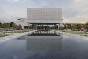 Nuovo Centro Ismaili a Houston progettato da Farshid Moussavi si avvicina all'apertura vicino al parco di Buffalo Bayou 

Approfondimento
Il Centro Ismaili di Houston rappresenta un importante progetto architettonico che mira a promuovere la comprensione e il dialogo tra le diverse culture e comunità. La struttura, situata vicino al parco di Buffalo Bayou, è stata progettata per offrire uno spazio accogliente e inclusivo per la comunità ismailita e per la città di Houston nel suo complesso.

Possibili Conseguenze
L'apertura del Centro Ismaili di Houston potrebbe avere un impatto significativo sulla comunità locale, promuovendo la tolleranza e la comprensione tra le diverse culture e fedi. Inoltre, il Centro potrebbe diventare un importante punto di riferimento per la città di Houston, attirando visitatori e studiosi interessati a conoscere la cultura e la storia degli ismailiti.

Opinione
La realizzazione del Centro Ismaili di Houston è un esempio di come l'architettura possa essere utilizzata per promuovere la comprensione e il dialogo tra le diverse comunità. Il progetto, guidato dalla visione dell'architetto Farshid Moussavi, rappresenta un importante passo avanti nella creazione di spazi inclusivi e accoglienti per tutte le culture e le fedi.

Analisi Critica dei Fatti
Il Centro Ismaili di Houston è il risultato di un lungo e complesso processo di progettazione e realizzazione. La scelta dell'architetto Farshid Moussavi e del suo studio è stata determinante per la creazione di un progetto che rispondesse alle esigenze della comunità ismailita e della città di Houston. L'analisi dei fatti rivela che il progetto è stato guidato da una visione chiara e inclusiva, che ha portato alla creazione di uno spazio unico e accogliente.

Relazioni con altri fatti
Il Centro Ismaili di Houston si inserisce nel contesto di una più ampia tendenza verso la creazione di spazi culturali e religiosi inclusivi e accoglienti. Il progetto è in linea con altri importanti progetti architettonici che mirano a promuovere la comprensione e il dialogo tra le diverse culture e comunità.

Contesto storico
La comunità ismailita ha una lunga e ricca storia che risale al IX secolo. Il Centro Ismaili di Houston rappresenta un importante capitolo in questa storia, promuovendo la comprensione e il dialogo tra le diverse culture e comunità. Il progetto si inserisce nel contesto di una più ampia tendenza verso la creazione di spazi culturali e religiosi inclusivi e accoglienti.

Fonti
La fonte di questo articolo è Dezeen. Il sito web di Dezeen offre notizie e informazioni sull'architettura, il design e la cultura.