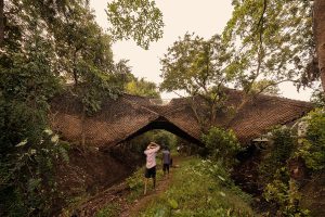 Casa Ponte a Karjat: un Esempio di Architettura Sostenibile e Innovativa in India